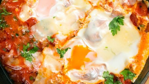 Rețete pentru studenți. Ouă în Purgatoriu sau gustul simplu și bun al unei zile de vară. Un preparat rapid, sănătos și pe placul tuturor