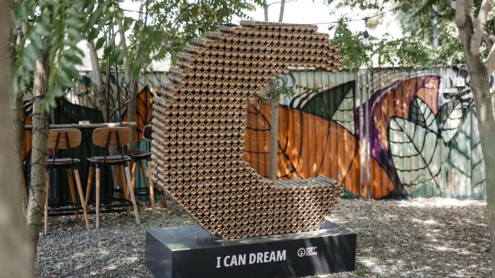 FOTO | Doze de aluminiu transformate în opere de artă, expuse în mai multe restaurante din București / Fiecare piesă transmite un mesaj inspirațional