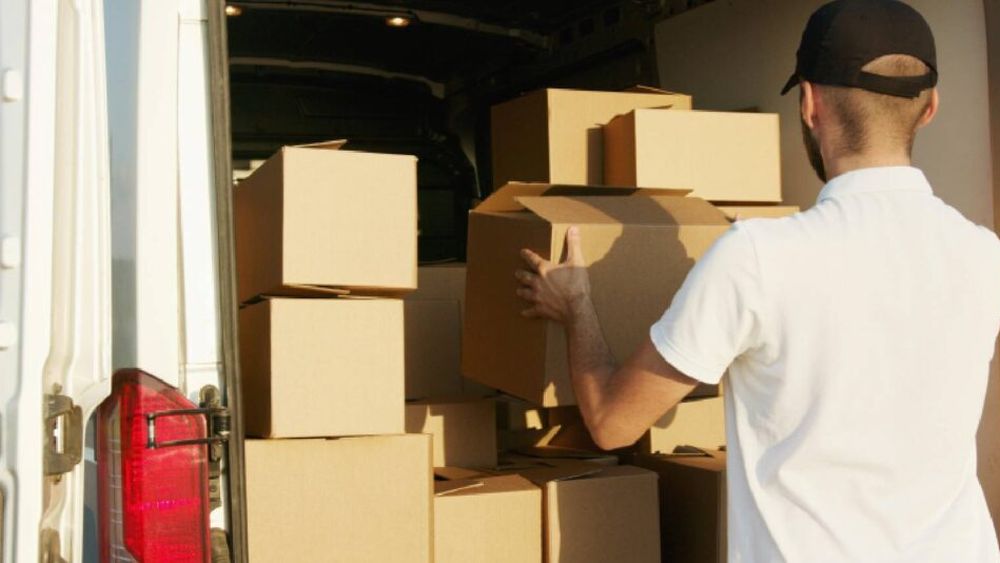 Propunere controversată: interzicerea livrărilor în intervalele 7–10 și 16–19 este respinsă categoric de mai mulți reprezentanți din comerț și HoReCa. Feliciu Paraschiv (ANCMMR): „Dacă se restricționează aprovizionarea dimineața, nu mai avem pâine proaspătă la raft”