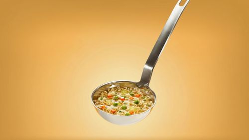 ABC în bucătărie | Trucul la care nu te-ai fi gândit ca să nu verși supa sau ciorba din polonic/ Este atât de simplu