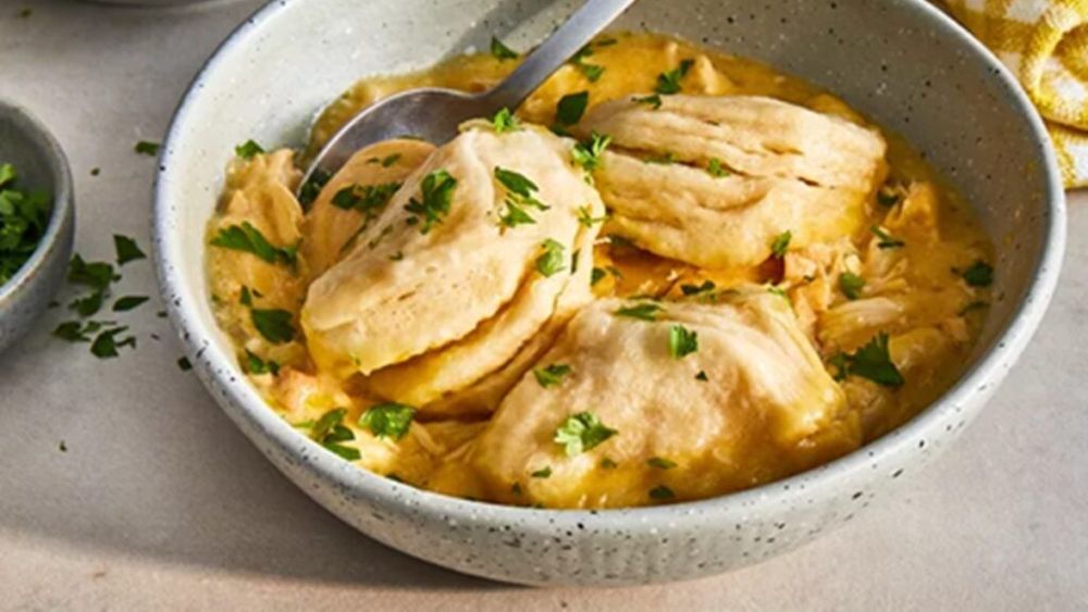Pui cu găluște la slow cooker, rețeta care adună toată familia la masă / Cinci ingrediente simple pentru un preparat comfort-food cremos și sățios
