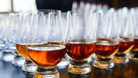 Pălinca românească, premiată la Londra. O distilerie artizanală din Bistrița-Năsăud a câștigat patru medalii la IWSC 2026