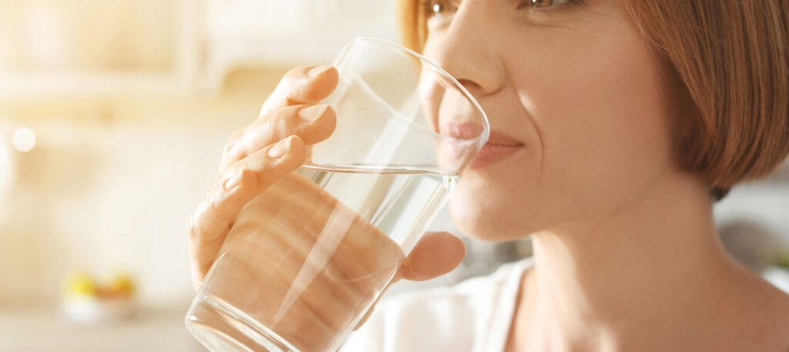 Ce se întâmplă în organism atunci când bei cu adevărat suficientă apă / Beneficiile observate de nutriționiști, de la digestie la nivelul de energie