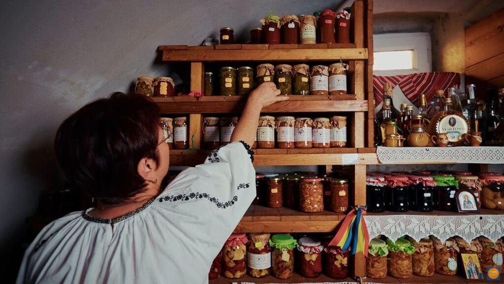 Călătorie printre arome și memorie: Cămara Chivuței și plăcinta miresei aduc Mărginimea Sibiului în prim-planul seriei „Portret gastronomic local”
