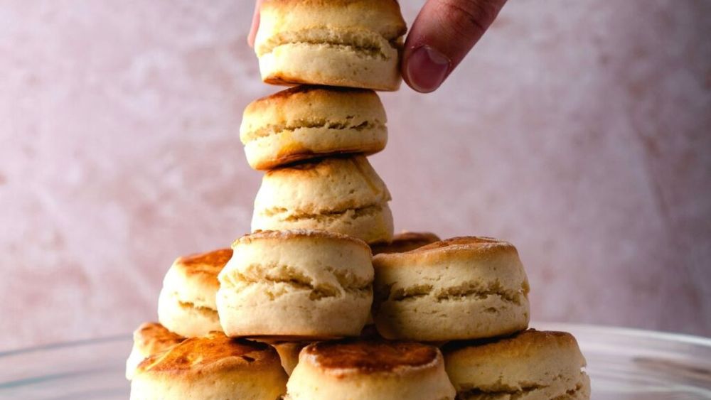 Cum prepară englezii celebrii scones, biscuiții tradiționali pentru ceaiul de la ora 17. Mai nou, se prepară în mai multe variante aromatice