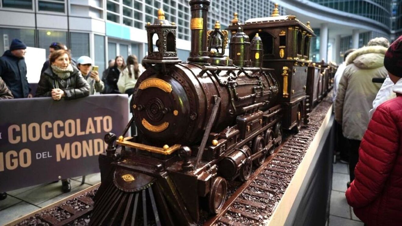 VIDEO / Nu e Willy Wonka și Fabrica de ciocolată, dar nici mult nu lipsește. La Milano și-a făcut apariția Winter Games Express, cel mai lung tren de ciocolată din lume, în avanpremiera Jocurilor olimpice de iarnă Milano-Cortina 2026