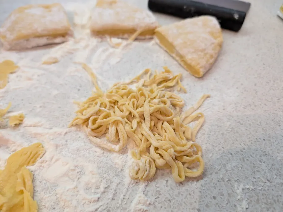 rețetă-tăitei-de-casa-reteta-traditionala-faina-oua-paste-1