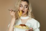 Te balonezi după ce mănânci pâine sau paste? Nu înseamnă neapărat că glutenul este cauza. 8 posibile explicații