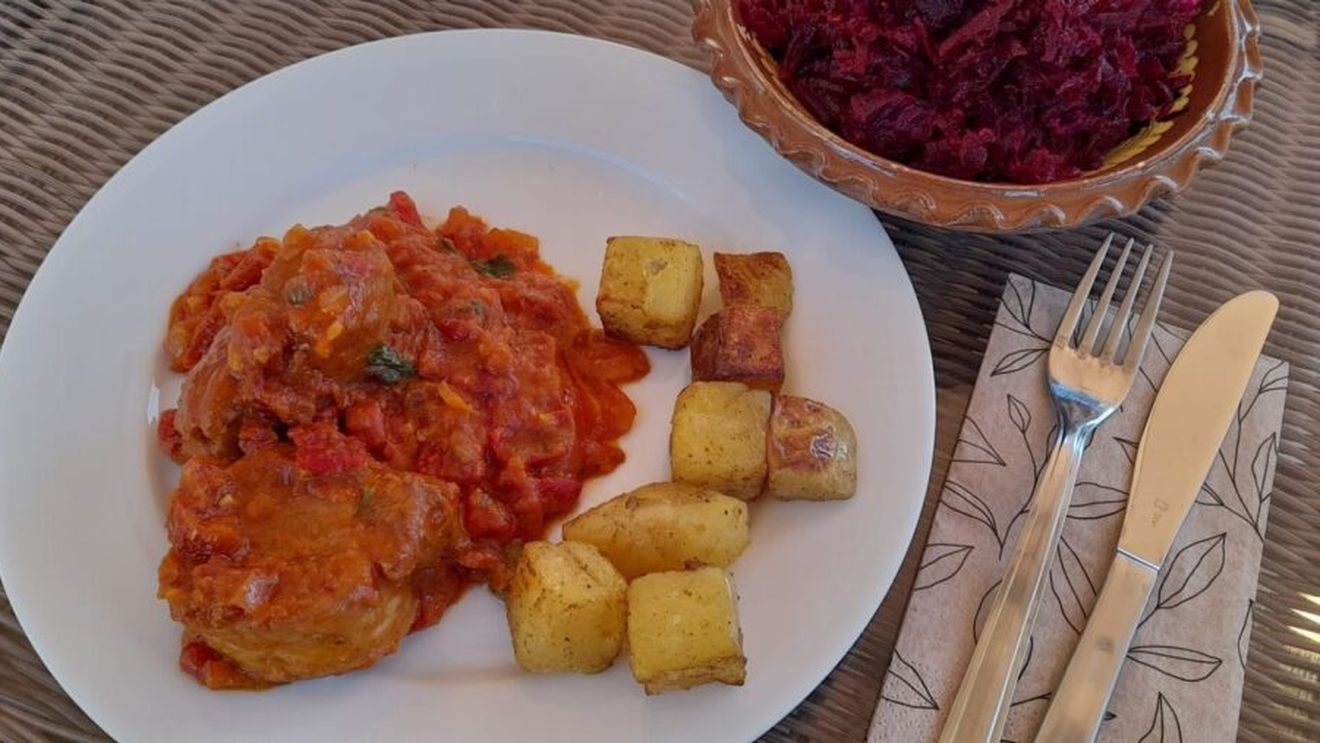 Rețetele Juanitei. Mușchiuleț de porc cu sos mediteranean. Și de data aceasta am fost ajutor de bucătar