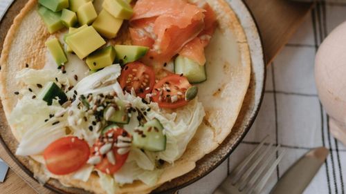 Alimentele recomandate de nutriționiști pentru a-ți îmbunătăți starea de spirit, înainte de sărbători, dar fără să te îngrași. Evită proteinele și grăsimile și alege carbohidrați simpli