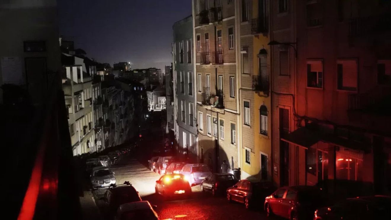 Probleme în trafic la intrările şi ieşirile din principalele oraşe spaniole, din cauza penei de curent. Aglomeraţie în supermarketuri, aeroporturi blocate