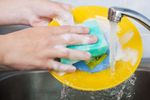 Cum cureți buretele de vase și când este momentul să-l arunci / Cât de multe bacterii se pot ascunde în el