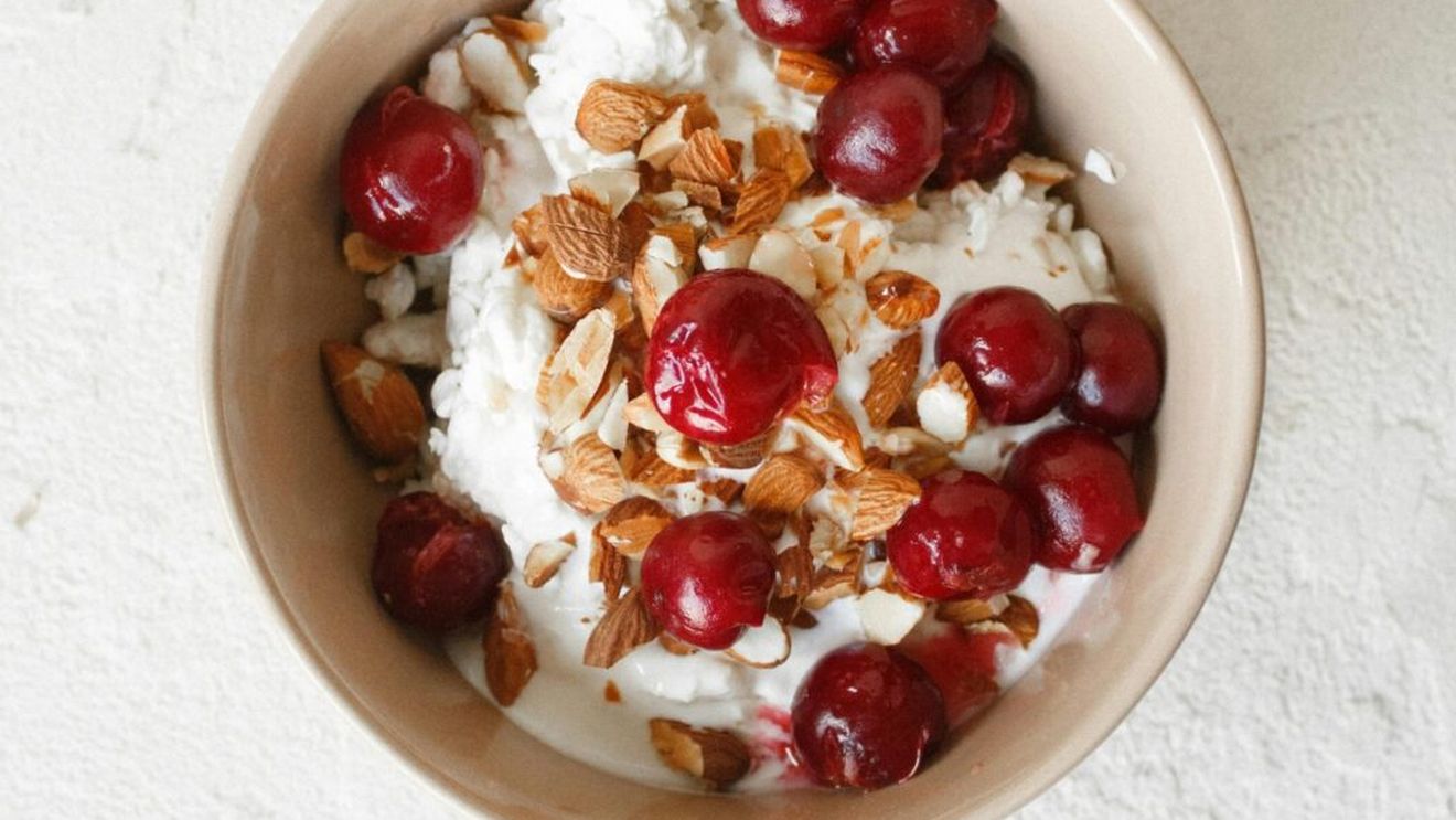 7 moduri delicioase de a adăuga brânza de vaci în meniul tău, pentru a-l face mai sățios și sănătos/ Nutriționiștii o recomandă în sosuri, piureuri, aluat de clătite sau smoothie-uri, pentru un aport suplimentar de proteine