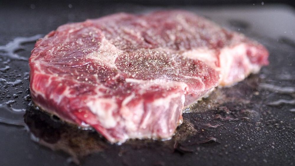 Cardiologii americani vor să înțeleagă mai bine noile recomandări oficiale ale campaniei MAHA de a consuma mai multe grăsimi și proteine. Un calcul simplu scoate în evidență unele contradicții