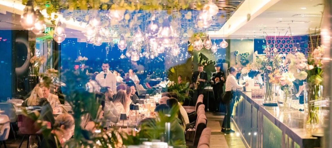 ANALIZĂ | Când se va vedea scumpirea carburanților în farfurie: De ce impactul diferă între retail, restaurante și livrare / „Lipsa de predictibilitate din ultima perioadă se vede în costurile de livrare”