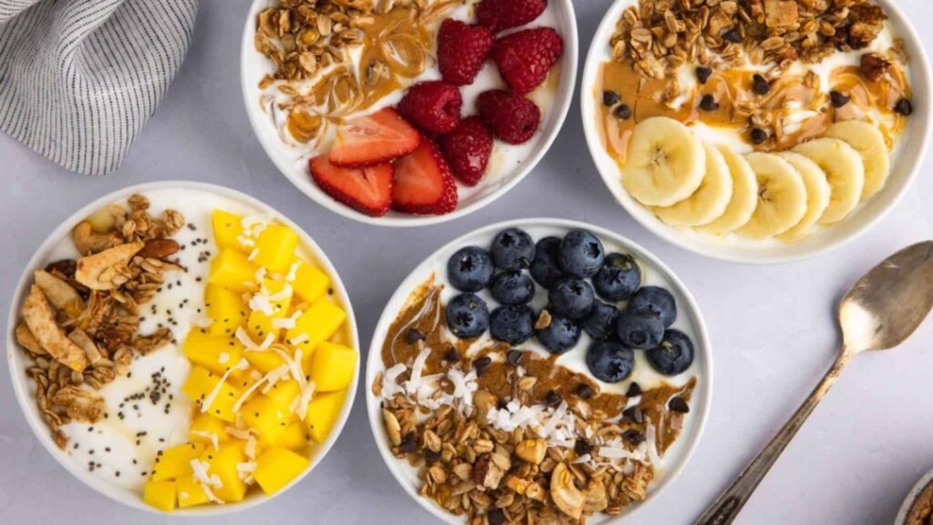 Bol cu iaurt, fruct și granola de ciocolată/ Un mic dejun care aduce energia necesară de la prima oră