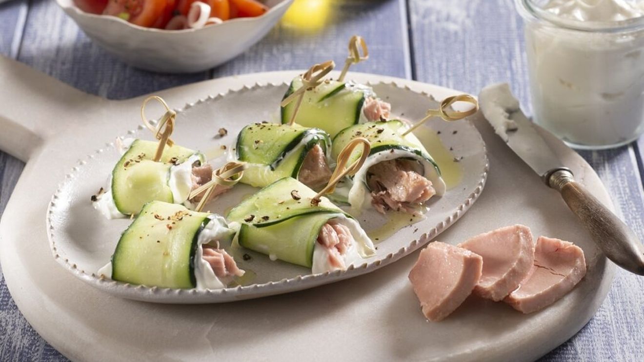 3 rețete rapide cu ton: Prânzuri gustoase și echilibrate nutrițional / De la rulouri de castraveți și iaurt grecesc la plăcintă cu brânzeturi