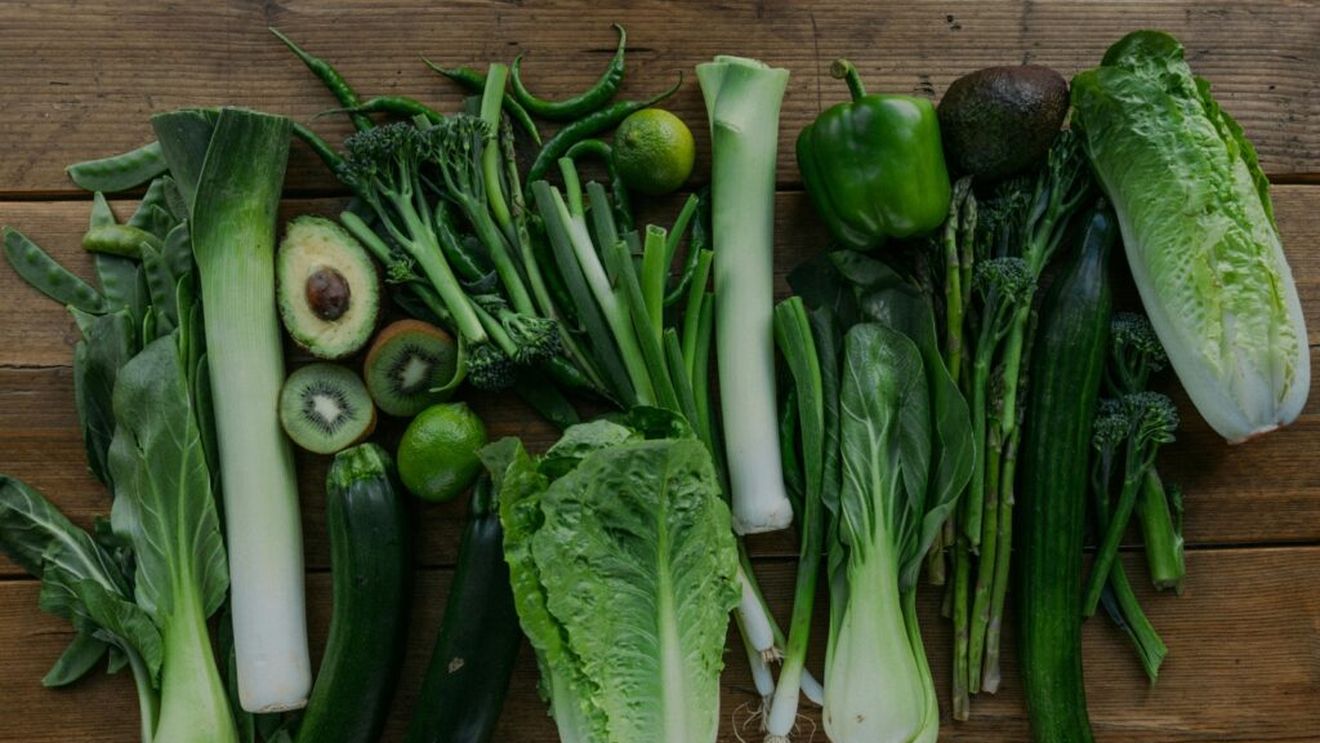 10 alimente bogate în magneziu care te ajută să dormi bine, să-ți menții inima sănătoasă și zahărul din sânge în limite normale/ Dacă vrei mai mult magneziu, optează pentru legume cu frunze verzi, nuci, semințe și cereale integrale