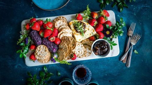 Trei idei pentru mic dejun cu crackers: Cu smochine, banană și fructe de pădure, cu avocado și brânză feta și cu hummus