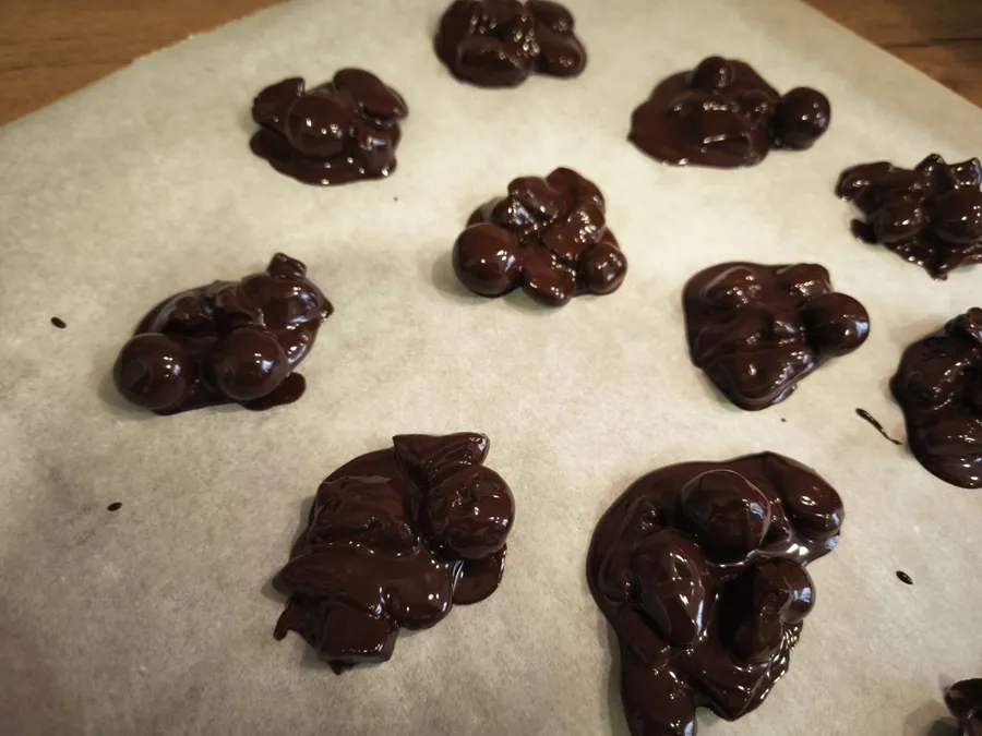 bomboanele sunt cu ciocolata negra fructe sau nuci