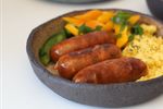 VIDEO | Brunch de weekend acasă: cârnați „durdulii” cu ouă jumări și salată proaspătă