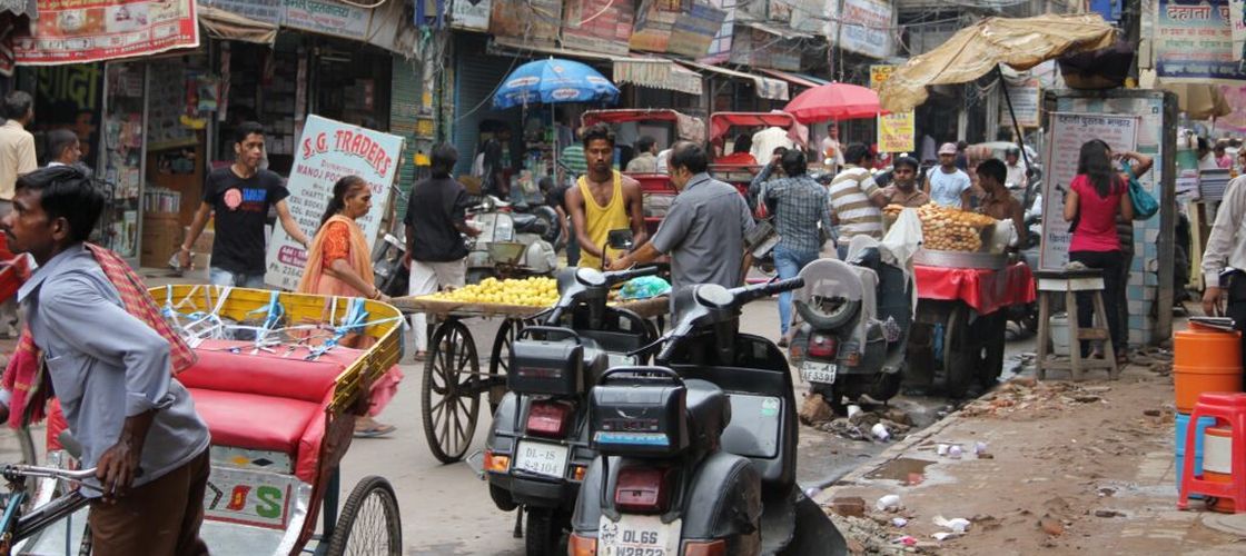 Criza din Ormuz lasă India fără gaz: milioane de familii se întorc la gătitul cu lemne