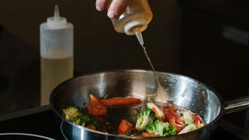 Este sănătos uleiul de floarea-soarelui? Nutriționiștii spun că da, doar dacă se respectă o regulă esențială