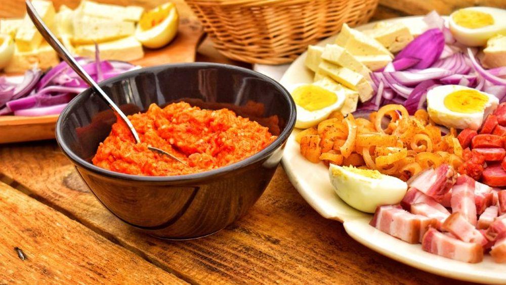 Gastronomia devine cartea de identitate a Țării Hațegului/ Proiectul ”Meniu Hațegan”: crema hațegană de fasole boabe cu ciuperci și costiță afumată/Rețeta a fost recuperată de jurnalistul culinar Cosmin Dragomir