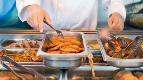 Bistriţa-Năsăud: Firmă de catering, amendată cu 50.000 de lei pentru funcţionarea într-un spaţiu neavizat de DSVSA