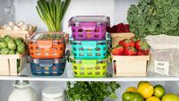 Șase din zece oameni recunosc că mănâncă alimente după data-limită de consum pentru a economisi bani. Cât de periculos este, de fapt?