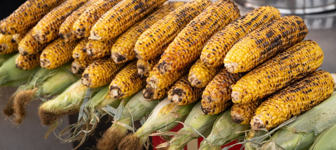 Secretul celui mai bun porumb copt la grătar. Trucul simplu care păstrează boabele dulci și suculente și le dă aroma perfectă de fum