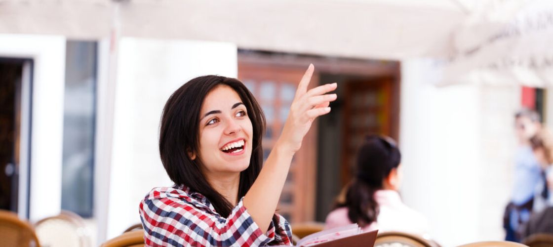 Regula nescrisă din restaurantele europene pe care mulți turiști nu o știu. Cum îi arăți ospătarului că ești gata să comanzi fără să-i faci cu mâna