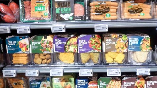 Produsele 100% vegetale ocupă poziții tot mai strategice pe rafturile marilor lanțuri de retail. Mai bine izolate în segmente separate marcate vizual sau integrate printre celelalte? Iată ce răspund șefii lanțurilor de retail din Italia