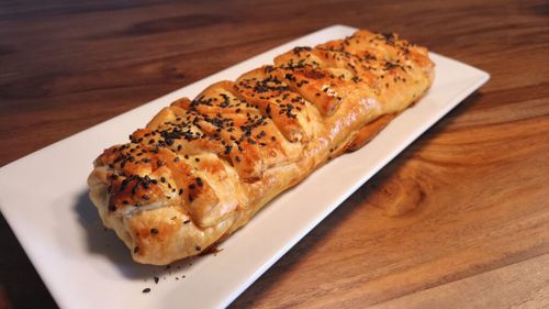 Rețetele Juanitei | Plăcintă rulou umplută cu carne sau vegetale, se face simplu și se mănâncă repede/ Variantă de post și de dulce