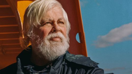 Celebrul activist Paul Watson, care se opune vânătorii de balene, a fost arestat în Groenlanda / El a fost dat în urmărire în Japonia