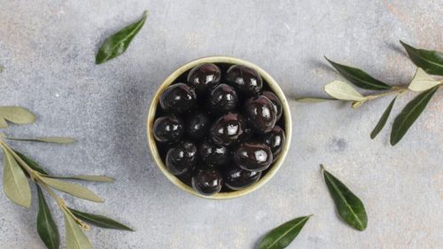De unde vine culoarea măslinelor negre? Există trei metode de prelucrare a fructelor de măslin crude, două dintre ele fiind europene