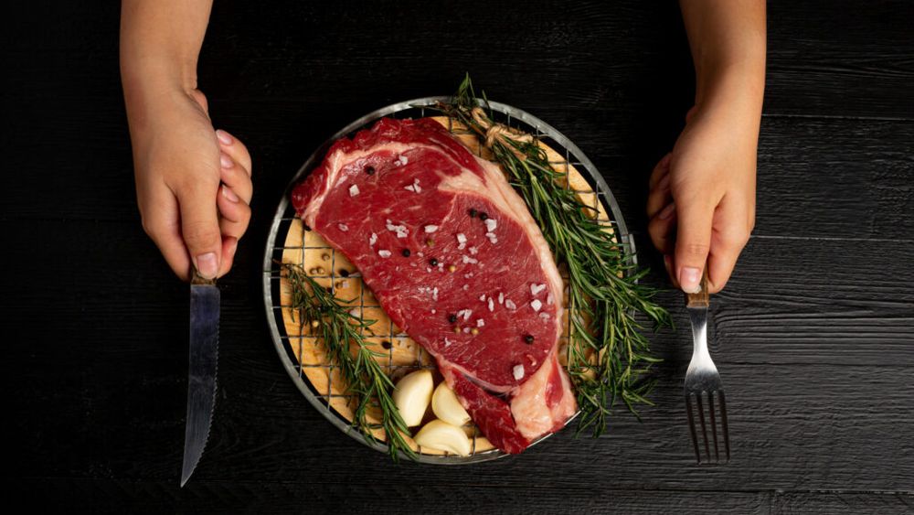 Dieta carnivoră, între promisiuni și riscuri / Ce se întâmplă în organism când mănânci exclusiv produse de origine animală