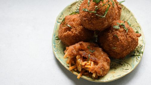 Arancini: rețeta autentică a celebrelor bile de orez din Sicilia / Rețeta născută din resturile de orez care a devenit simbolul Siciliei