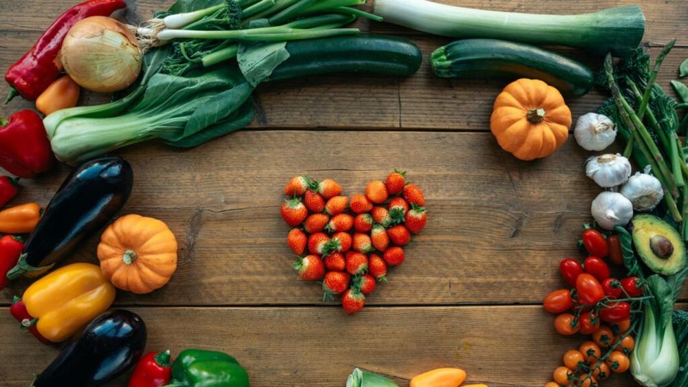 7 sfaturi alimentare ce pot ajuta la gestionarea endometriozei/ Boala nu are tratament specific, dar dacă mănânci fructe  și legume și eviți carnea roșie și glutenul îți poți atenua simptomele