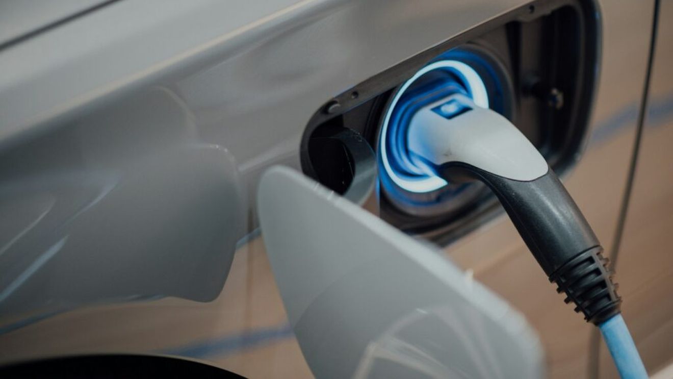 Firmele din HoReCa vor putea aplica pentru un ajutor de până la 150.000 euro pentru instalarea de fotovoltaice și stații pentru vehiculele electrice/ Guvernul a aprobat programul Electric UP 2