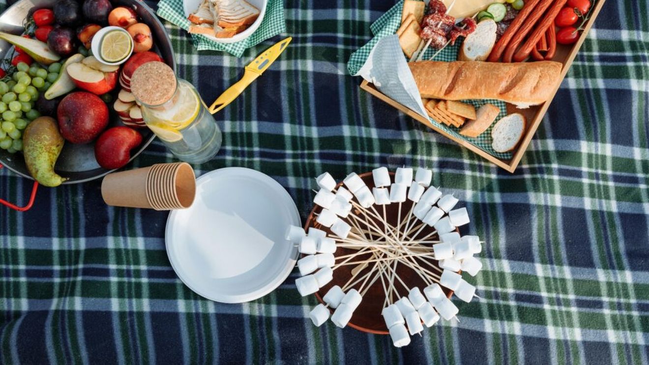 Cum eviți toxiinfecțiile alimentare, la petrecerile tip bufet / Un medic oferă șase sfaturi esențiale: nu lăsa mâncarea în soare, evită deserturile lactate, spală mâinile, nu mânca fructe de mare dacă nu te convinge aspectul