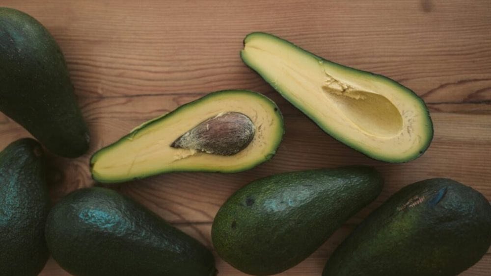 Avocado: Se păstrează sau nu la frigider? Pentru a-i accelera coacerea, puneți-l într-o pungă de hârtie cu o banană coaptă