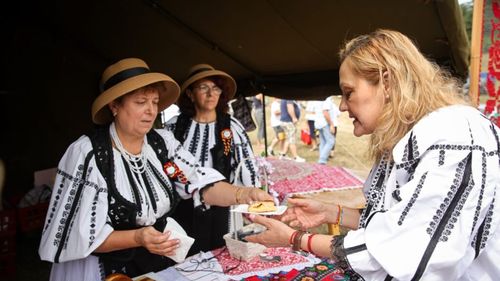 Politicieni în campanie/ Elena Lasconi: Gătesc sarmale, îmi place mâncarea românească/ Nu mănânc dulciuri, dar știu să le fac