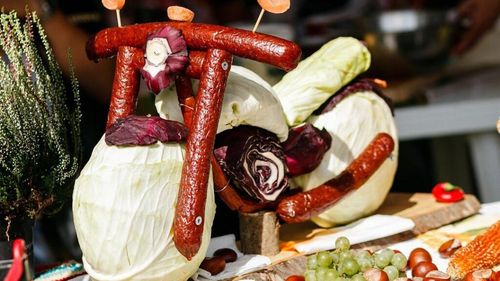 Imaginea zilei: Motocicletă realizată din cârnați, varză și morcovi