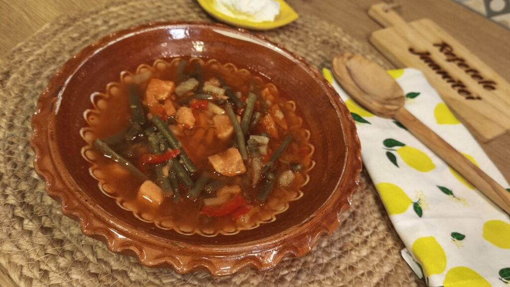 VIDEO FOTO | Supă „Minestrone” în stil românesc. Se consumă și caldă și rece, așa că e perfectă pentru zilele de vară