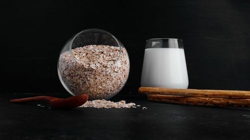 Ovăzul lăsat peste noapte și ovăzul fiert au beneficii diferite, dar certe / Alegerea celei mai bune variante depinde de digestie, glicemie și preferințele fiecăruia