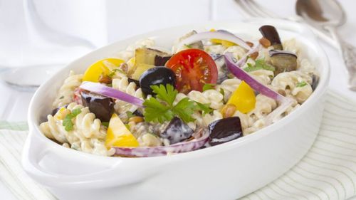 Pastele de vineri seara. Salată de paste în stilul unei salate grecești, cu feta, roșii, castraveți, ardei, ceapă și măsline