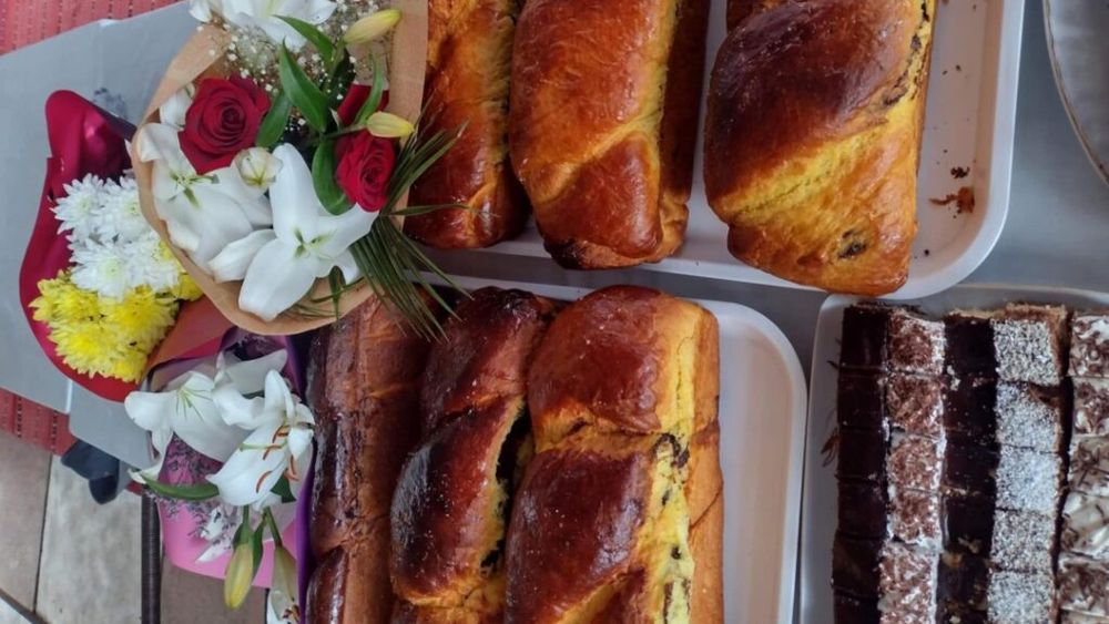 VIDEO | Bucătăria Elenei, un punct gastronomic local din Vâlcea unde toate produsele provin din gospodărie, modernizată cu ajutorul unei asociații: „Este o bucătărie mobilă, iar cozonacii Elenei ajung peste tot”