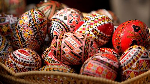 Când se vopsesc ouăle de Paște: în Joia sau Vinerea Mare? Tradițiile diferă în România, iar explicațiile vin din obiceiuri vechi / Gabriela Filip, muzeograf: „E singura zi în care ai timp să faci această operațiune migăloasă, a încondeierii ouălor”