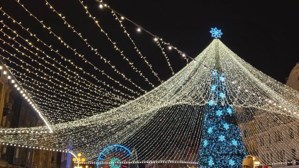 VIDEO | Târgul de Crăciun din Timișoara, micul paradis pentru gurmanzi: varietate mare și prețuri decente / Vinul fiert costă doar 12 lei, iar sarmalele se vând cu 8 lei suta de grame